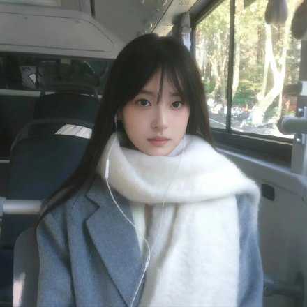 如果感受到了不被尊重，一定要及时离开，不只是针对亲密关系，针对普通朋友也是。不要以为忍一下就行了，他们会越来越过分，导致后来你自己都会不断怀疑自己，然后越来越自卑，越来越压抑。