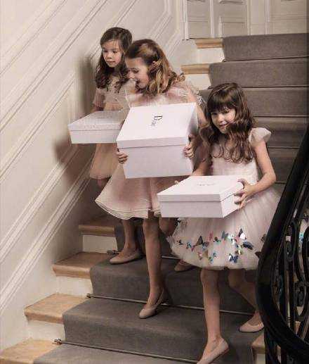 长大后意识到，看着亲人打开礼物，要比打开自己的礼物要快乐得多。