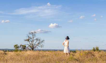 你下的决心足够坚定，才会不动声色。每次高调地宣誓与喋喋不休地强调，都只是虚张声势。真正要放弃一个人，要开始一段新的旅程，都是沉默得有些隐忍，刻骨的感受会让你什么都不想说，不想让人知道，不想听任何人的应和！