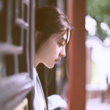 每一次醒来 都会先看手机有没有未读的微信未读电话 可发现每一次都没有的时候会很失望 我也不知道我在期待什么 也许恰巧期待的是你 我说的是恰巧