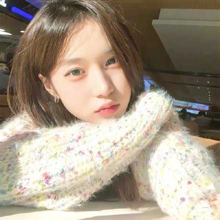 当你的情绪依附于他人不可控时，你自己就变得很被动。这时，千万不要觉得他人应该改变自己的行为让你开心，而是积极调整自己的心态，对自己负责，掌握主动权。