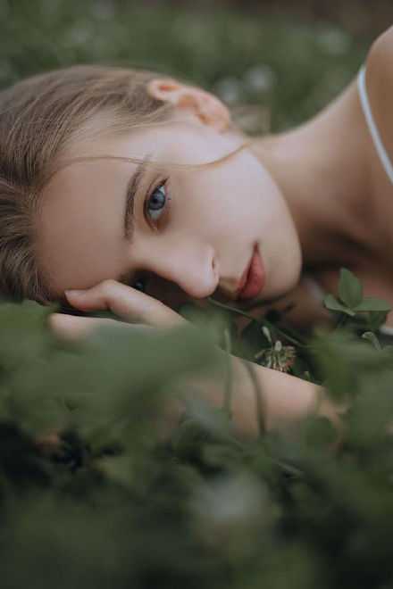 特别佩服一种人：遇到看不惯的人和事，就微笑地看着，并不说话。