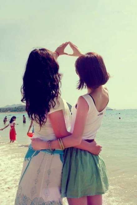 闺蜜不一定是最漂亮的人，但肯定是一个使你的生活变漂亮的人！