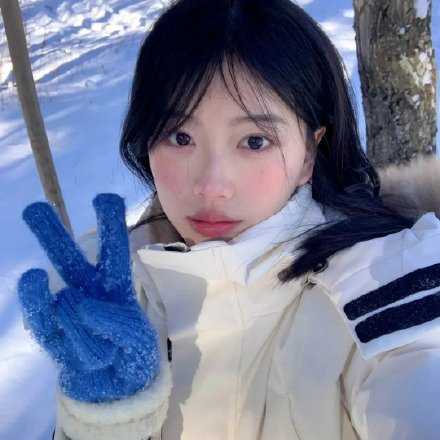 做一个手握糖果的人，我的糖可以给你，也可以不给。换句话说就是，我有爱的能力，我可以换爱的人。