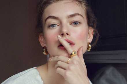 笑而不语是一种成长，痛而不言是一种历练。