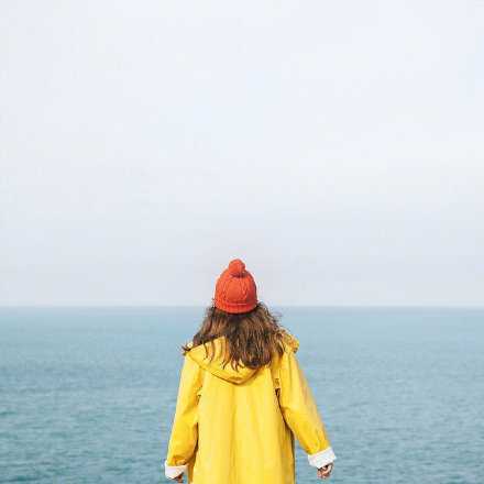 真正属于你的爱情不会叫你痛苦，爱你的人不会叫你患得患失，有人一票就中了头奖，更有人写一本书就成了名。凡觉得辛苦，即是强求。真正的爱情叫人欢愉，如果你觉得痛苦，一定出了错，需即时结束，重头再来。