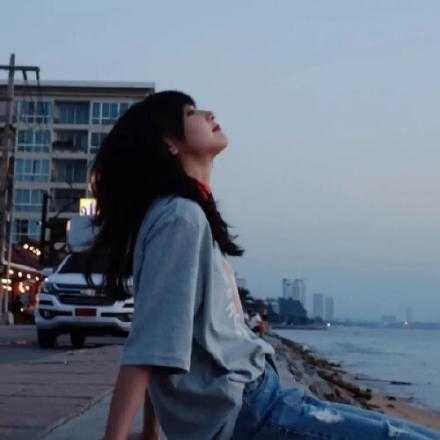 你不是不想努力赚钱，你只是在观望。观望别人是否成功。别人不成功，你就讥笑他们，别人成功了，你又羡慕他们。