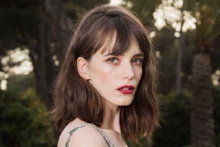 平时骄傲得像只孔雀不会低头 遇见你之后只怨自己不够优秀