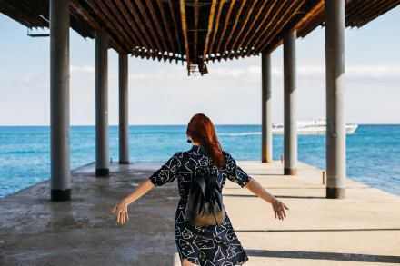 许多看似拥有的，其实未必真的拥有。那些看似离去的，其实未必真的离开。倘若因果真有定数，有朝一日，该忘记的都要忘记，该重逢的还会重逢。