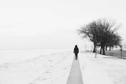 我真的好羡慕那些心理素质强大的人，我平时表面上看起来大大咧咧什么都不在意，实际上遇到一点压力就惴惴不安，丁点儿小事就能把我压垮，我就是特怂的这么一个人。