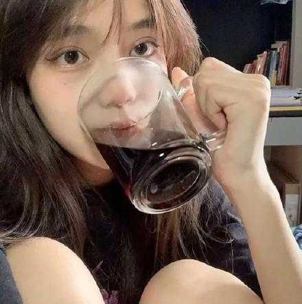 爱真的是一种主动性活动，先爱自己才有能力爱别人。从心底里接受自己，知道每个人都是有两面性的，如果你看到自己的缺点很明显，那你要相信你的优点也一定很明显，因为这个世界是守恒的。