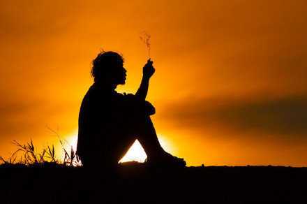 其实每个人都会累，只是伪装着保护自己，有时像患了忧郁症一样，会突然心情不好，偶尔像患了自闭症似的，不想说话也不想动，别人问起，也不知道该怎样回答。不是假装沉默，只是无力诉说。或许每个人都有一个死角，自己走不出来，别人也闯不进去，我把最深沉的秘密放在那里，你不懂我，我不怪你。