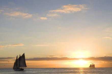 你的每一份经历，不管是顺境还是坎坷，都会增加你生命的厚度。世界很小，请带着梦想一起奔跑；世界很大，请带着坚持努力成长。