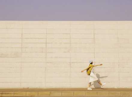 增强自信最佳办法，是努力工作，争取成绩，发挥潜力。受赞美是要付出代价的。